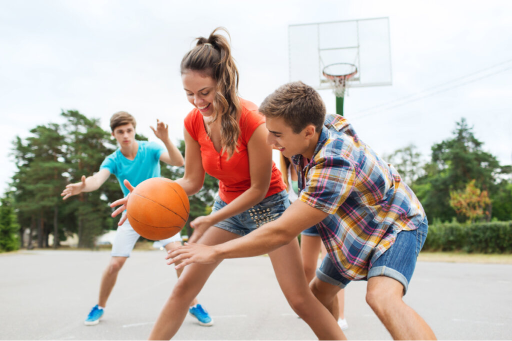 Adolescentes haciendo deporte
