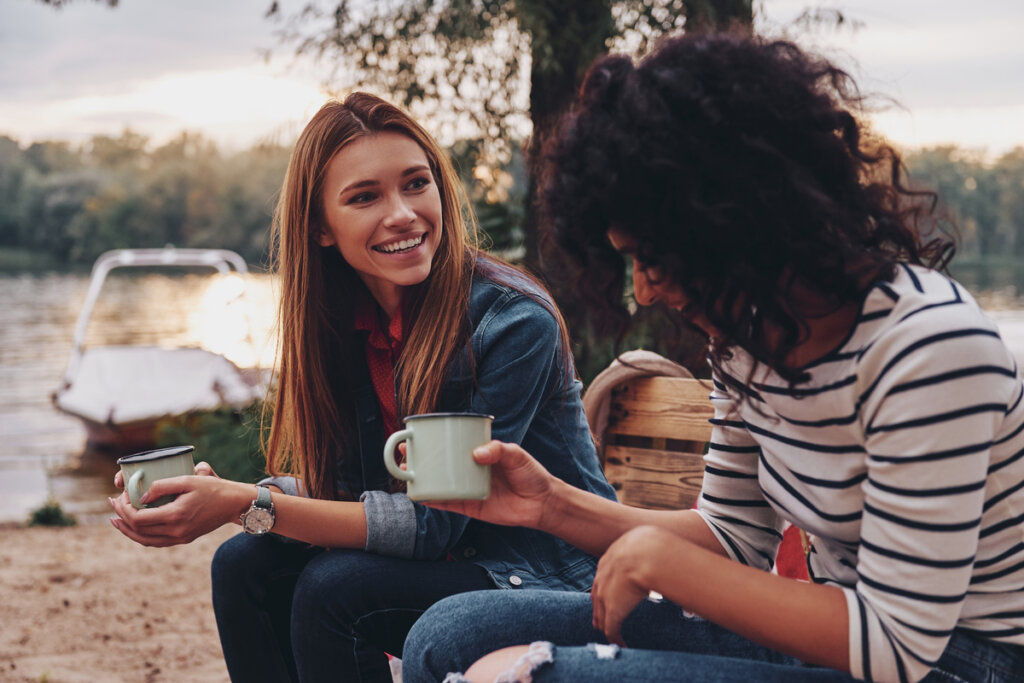 Amigas hablando al aire libre