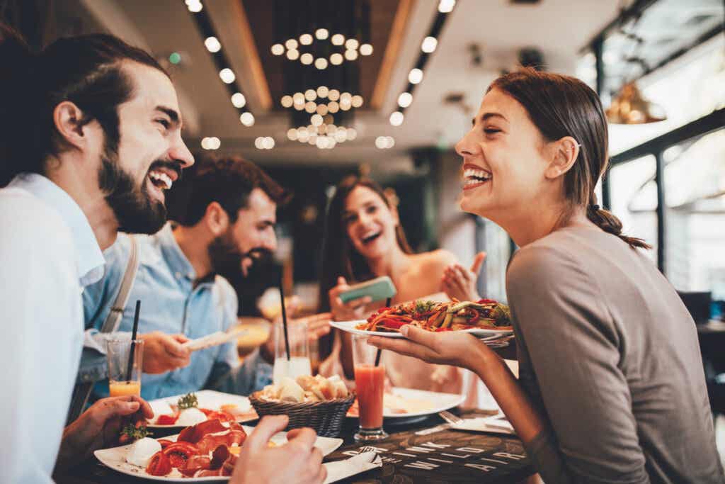 Venner som spiser på en restaurant som symboliserer egenskapene til gode venner