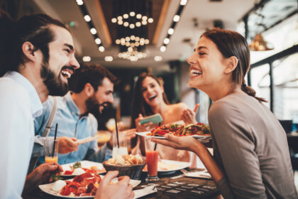 ¿Cómo influye la música a la hora de comer?