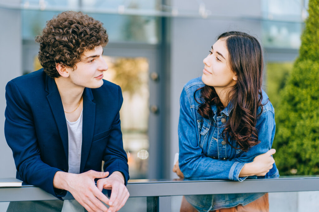 Friends talking about the traits of good people