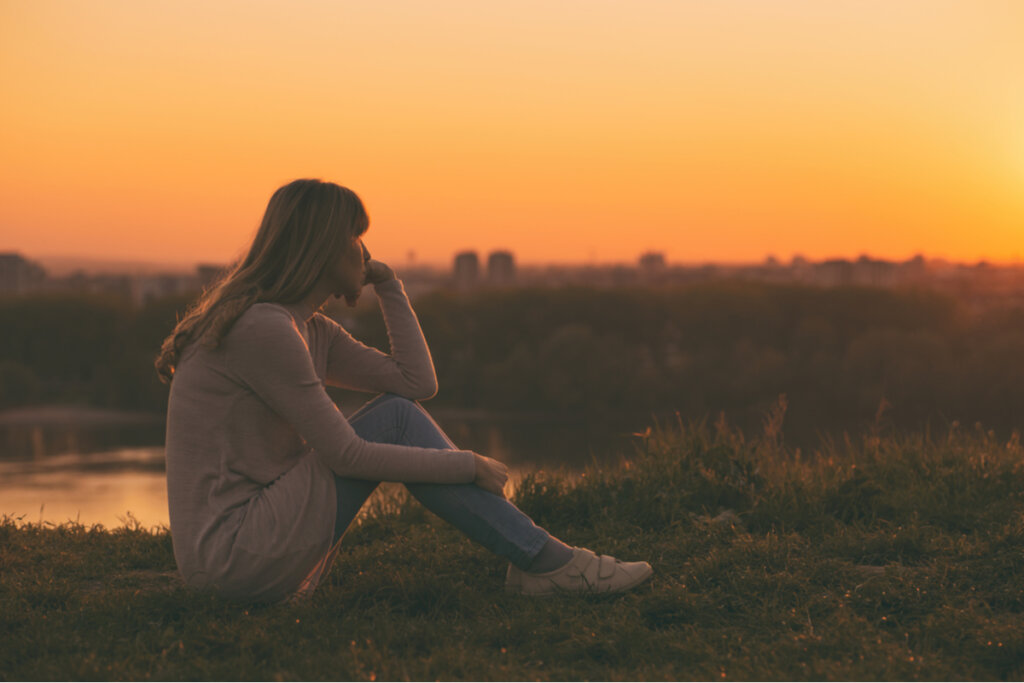 fille pensant à la recherche de sérénité