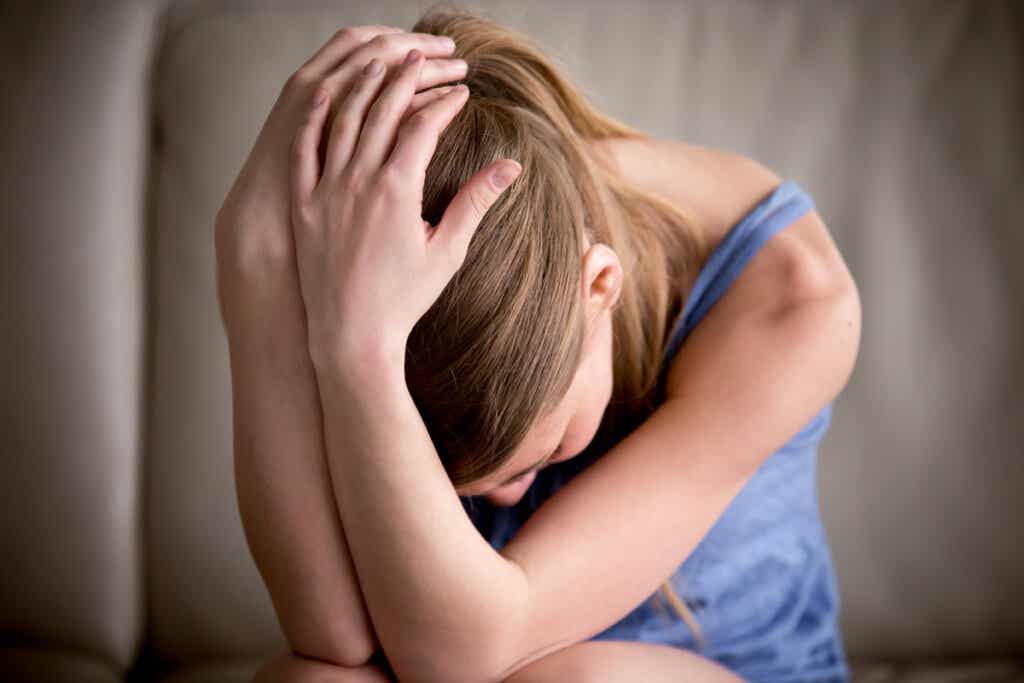 Chica joven sufriendo los síntomas del trastorno mixto ansioso-depresivo