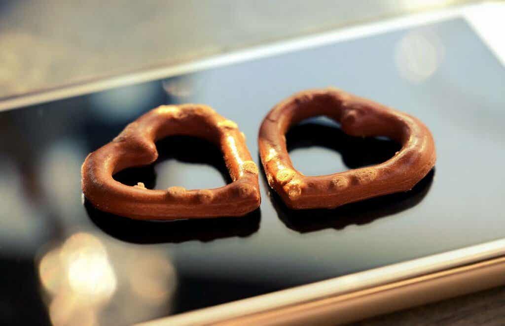 galletas en forma de corazón simbolizando enamorarse desde la distancia