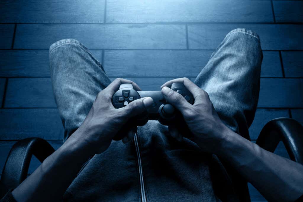 Hombre con control de videojuegos en sus manos