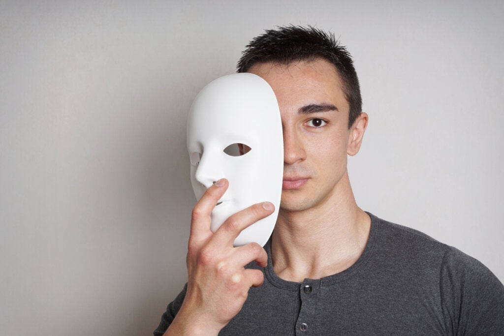 Hombre con máscara