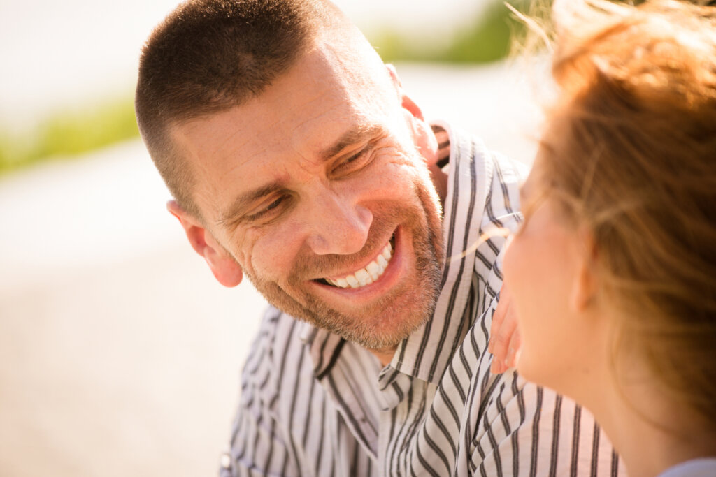 Hombre sonriendo a una mujer