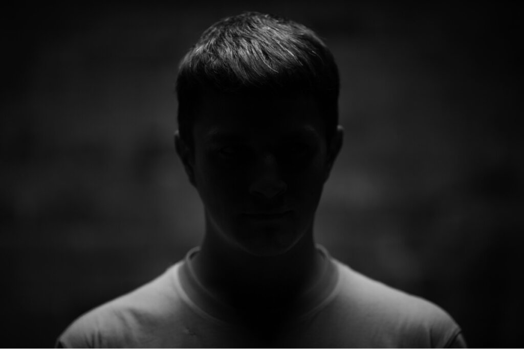 Joven con el rostro oculto