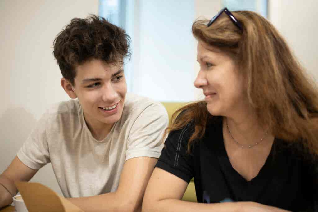 Madre hablando con su hijo adolescente pensando que los adolescentes creen saberlo todo