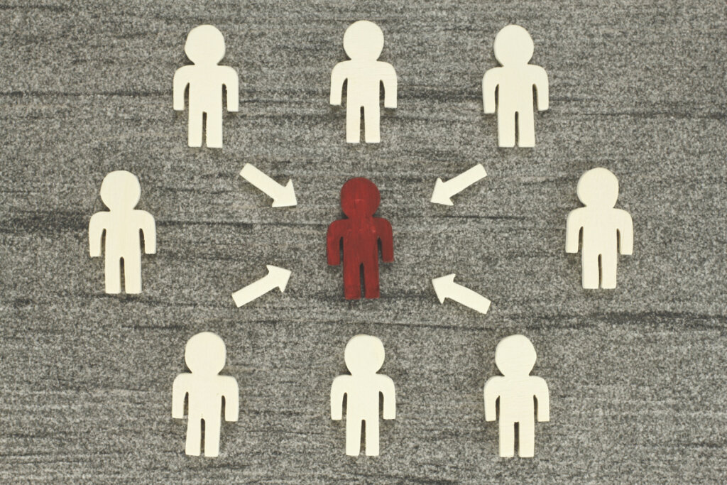 Monigote rojo influenciado por monigotes blancos