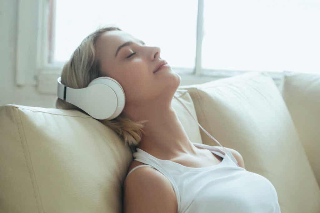 Kvinne som hører på musikk