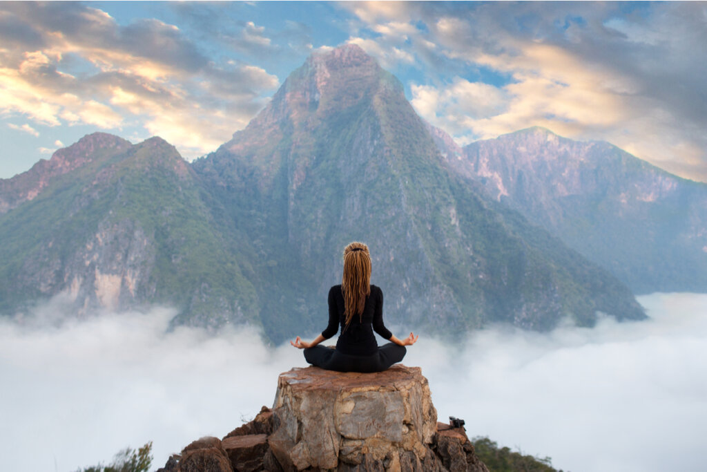 femme en montagne pensant à appliquer une distance compatissante