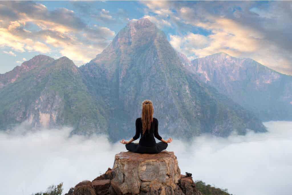 Mediterende vrouw op een berg