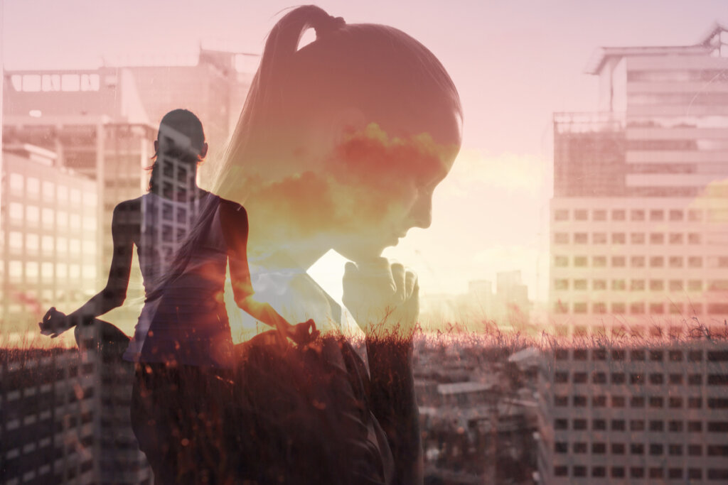 Femme méditant et réfléchissant sur des émotions calmes