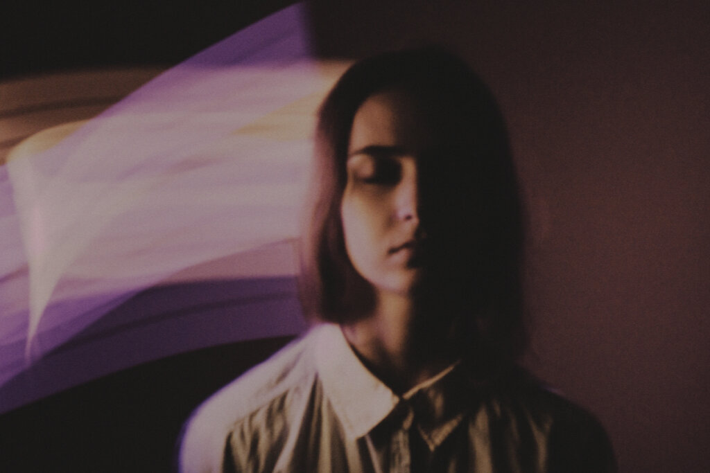 Mujer con los ojos cerrados