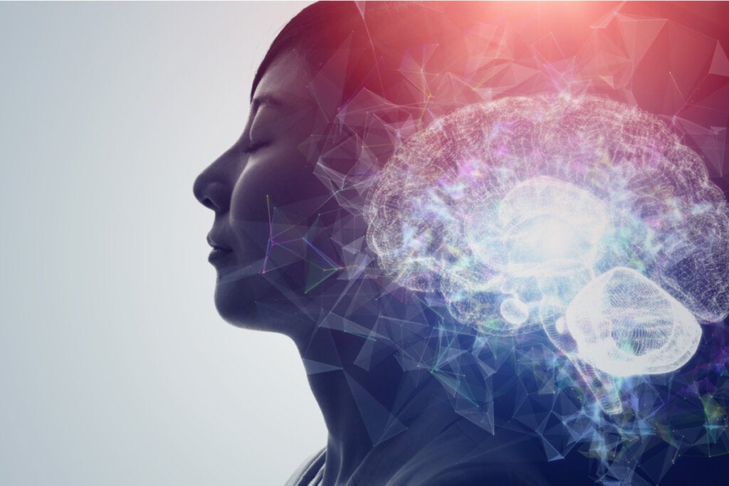 Mujer con los ojos cerrados con el cerebro iluminado representando el ruido cerebral 