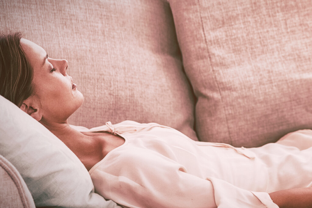 Mujer en trance tumbada en el sofá