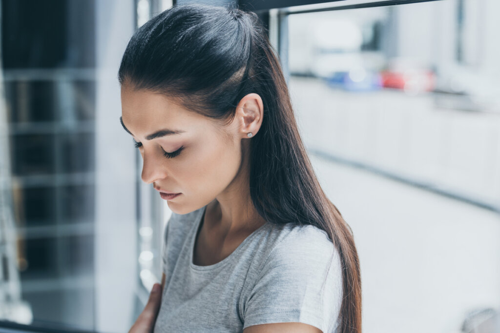 Mujer triste pensando que No soy bueno en nada