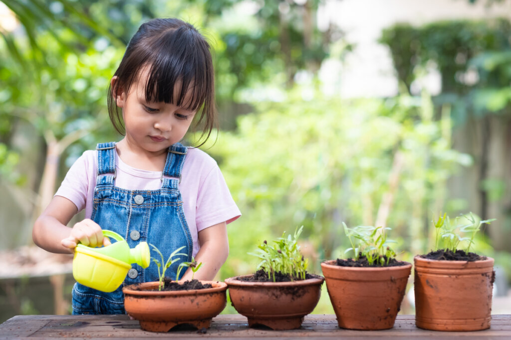 Niña regando plantas
