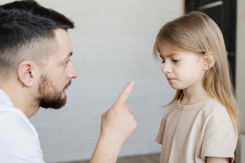 Pappa som är arg på sin dotter