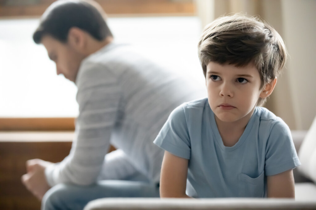Padre ignorando a su hijo