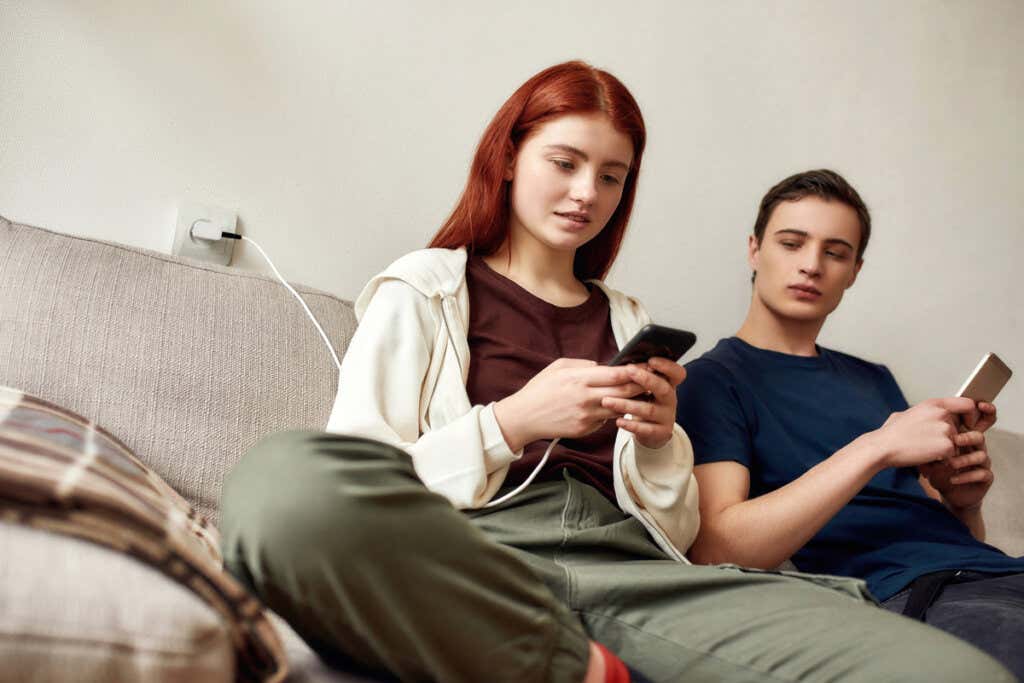 junge Menschen mit Smartphone
