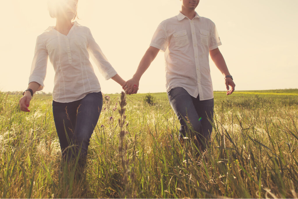 Pareja agarrada de la mano para representar las Relaciones afectivas en las personas emocionalmente intensas y sensibles