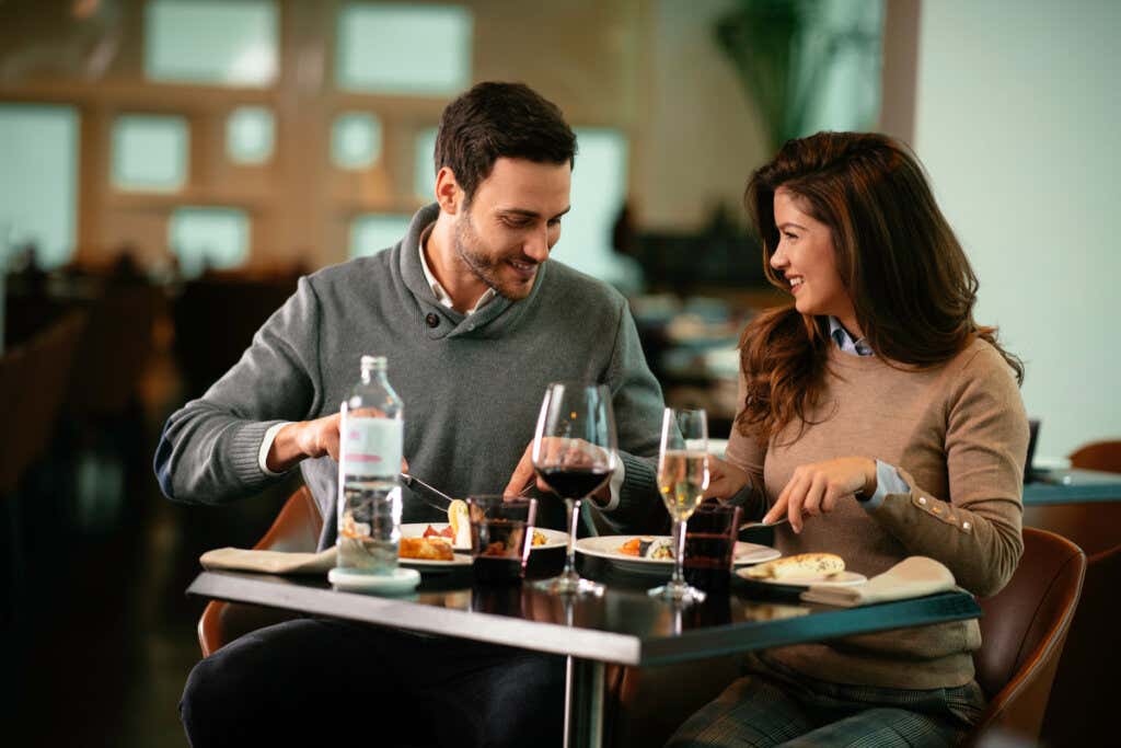 Par spiser på en restaurant og bruker fremtidens falske