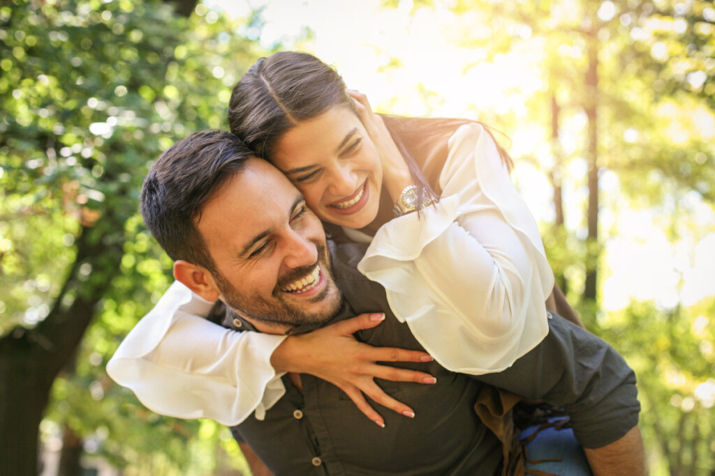 El gen de las relaciones felices. Pareja-feliz-pasandoselo-bien-parque-1024x683