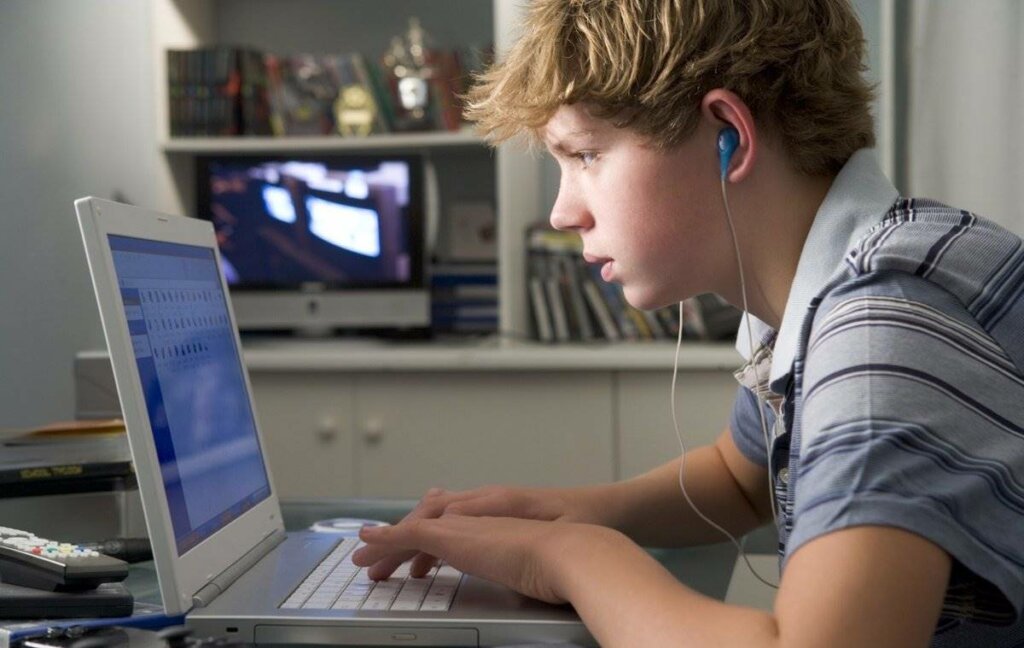 niño en el ordenador buscando información sobre los padres adictos al móvil