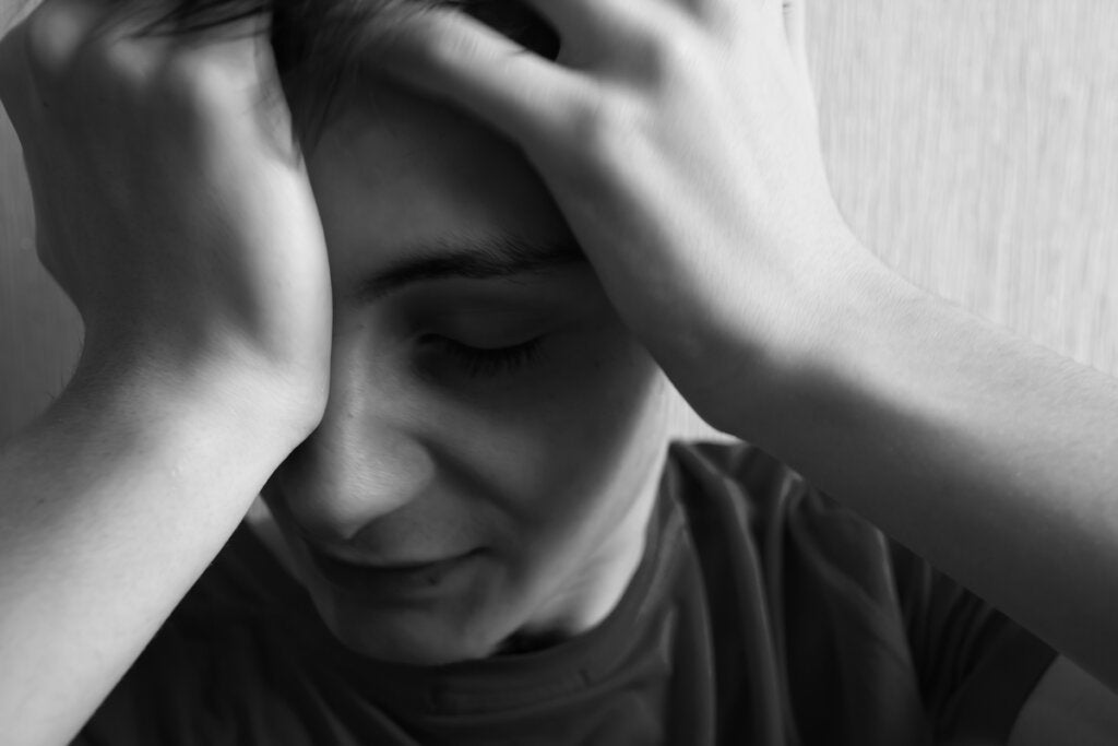 Adolescente confuso por la depresión y trastornos de la alimentación