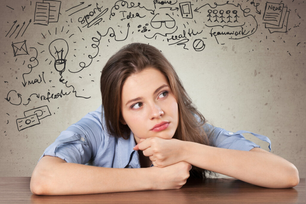Chica pensando en por qué los adolescentes son cada vez menos creativos