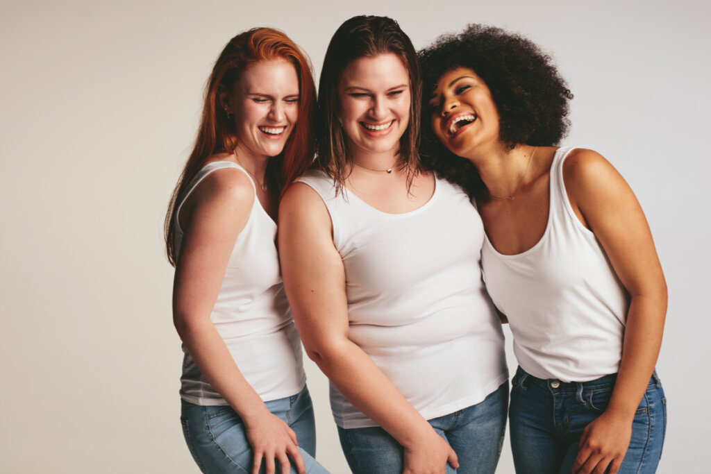 Amigas sonriendo