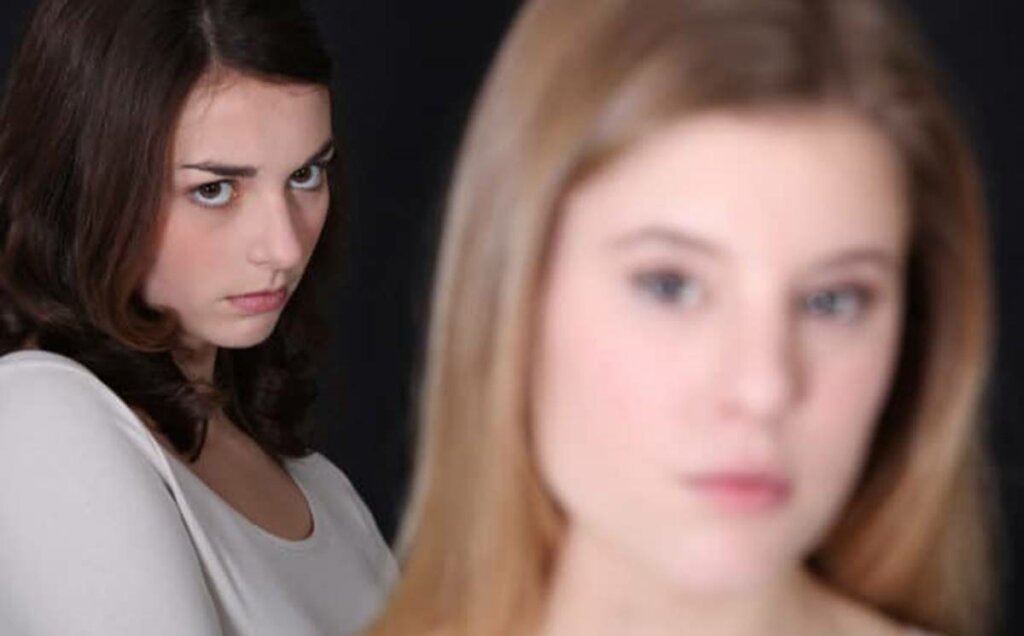 chica mirando mal a otra representando a las mujeres que odian a mujeres