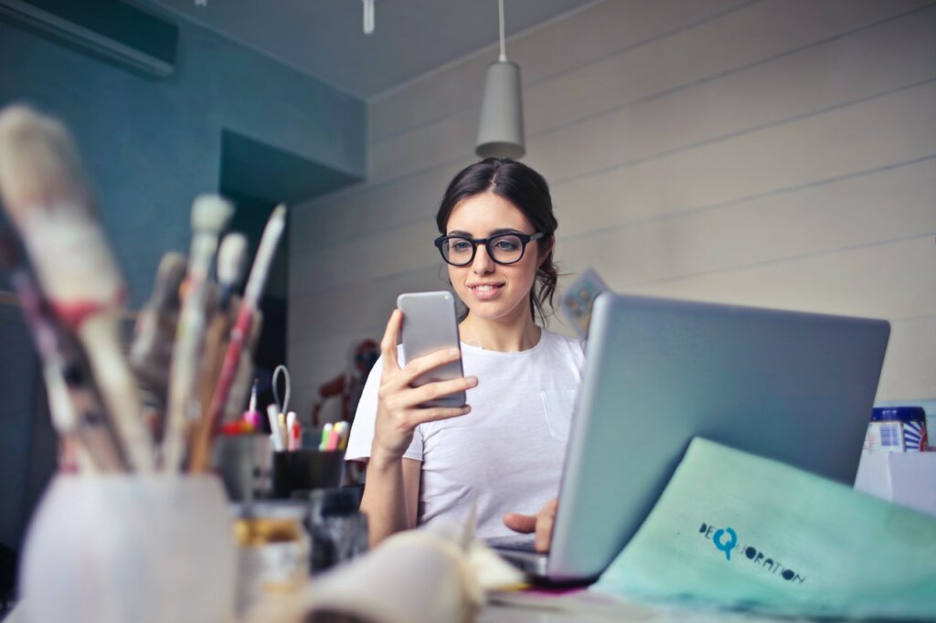 Fille travaillant distrait avec mobile