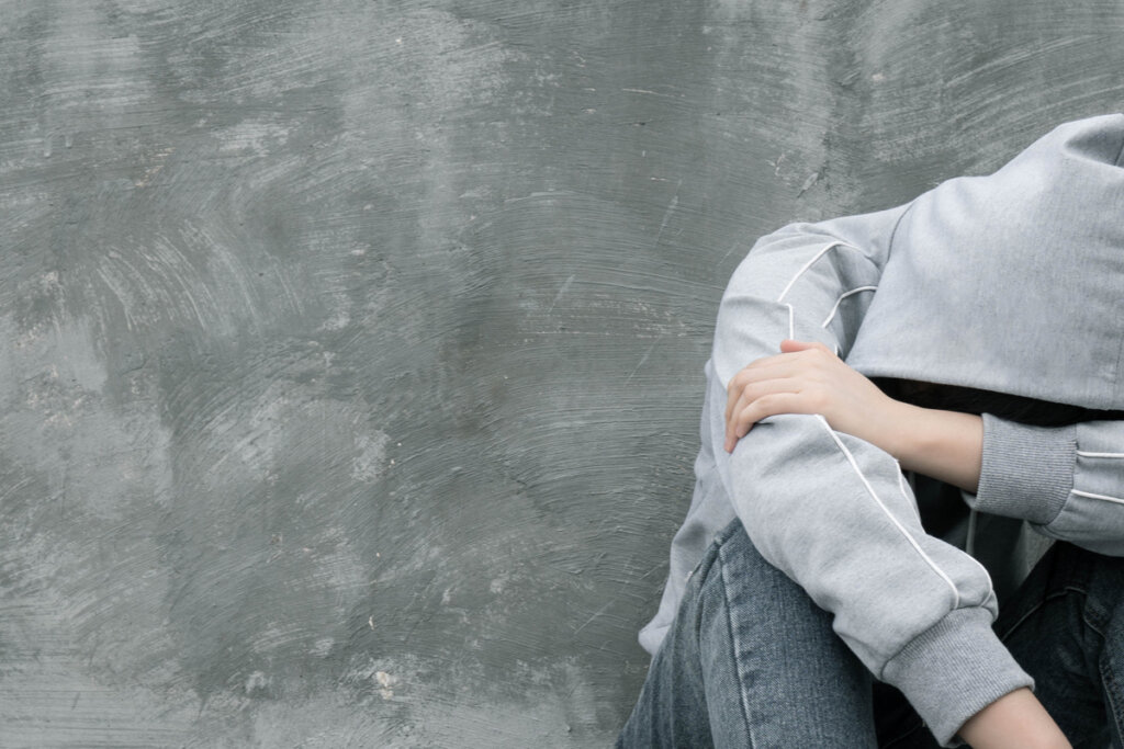 garçon adolescent accro