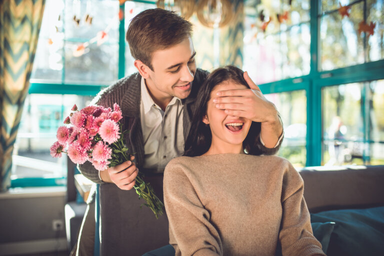 Love bombing: ¿qué es y cómo identificarlo?