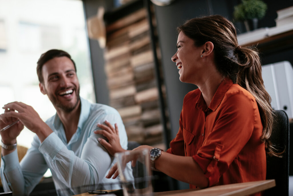 Collega's praten over interessante onderwerpen