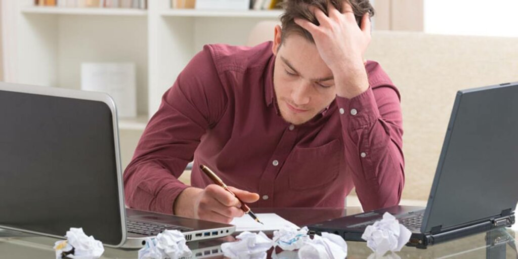 Man hard aan het werk