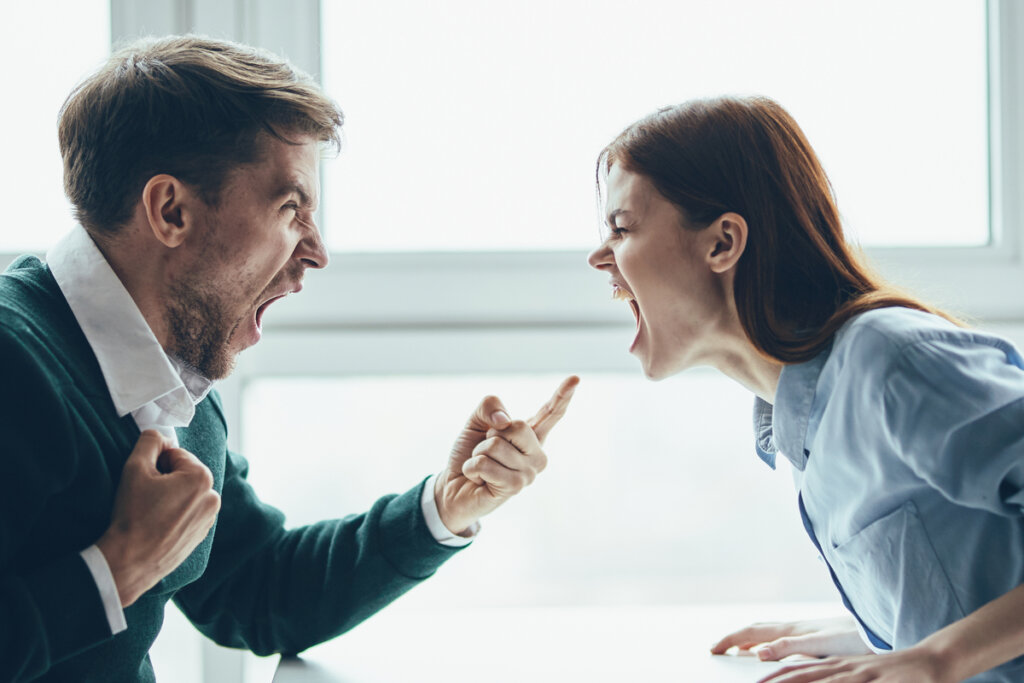 Hombre y mujer representando la teoría tripartita de la deshonestidad
