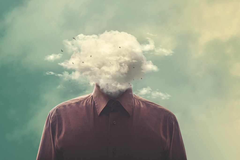 Hombre con una nube en la cabeza