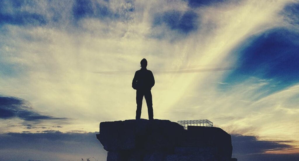 joven sobre una piedra representando el liderazgo silencioso
