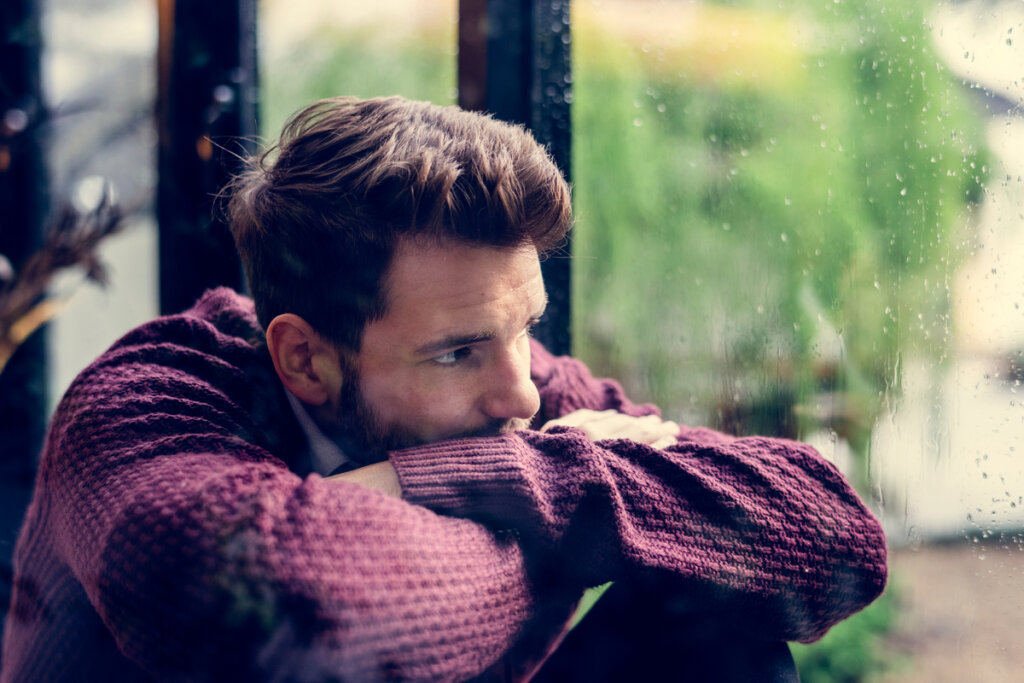 Homme triste se demandant pourquoi est-il difficile pour nous d'être heureux ?