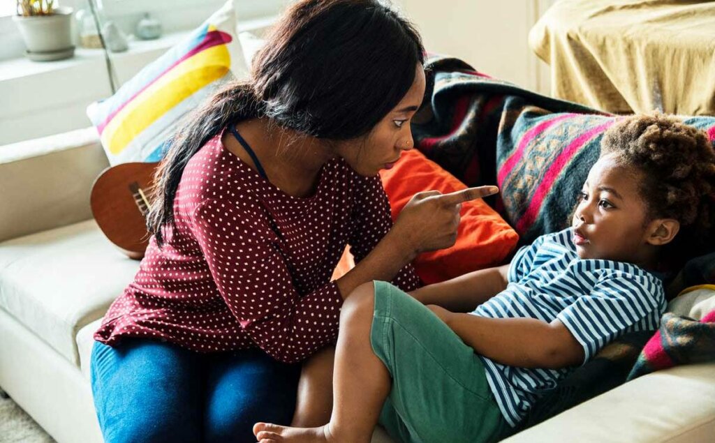 mujer amenazando a su hijo simbolizando a las madres autoritarias