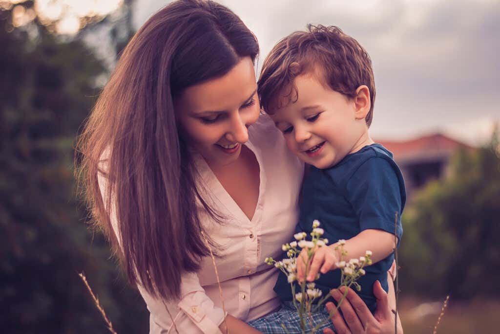Matka i syn patrzą na kwiat