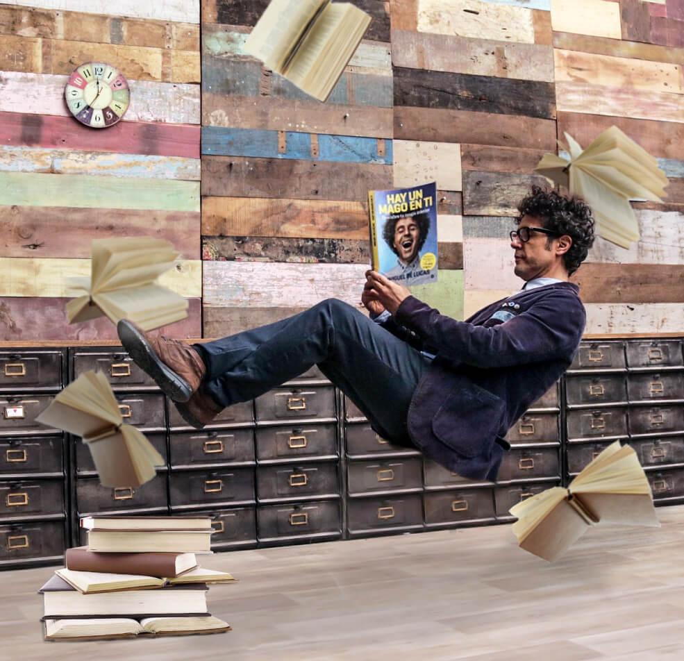 Miguel con el libro
