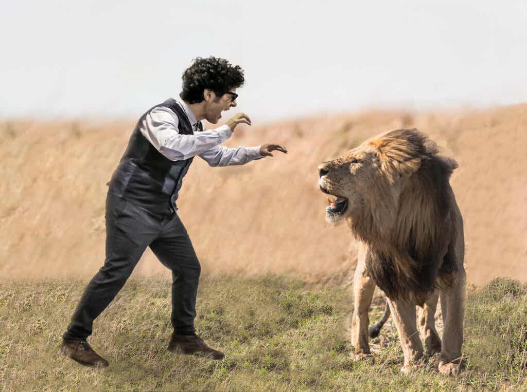 Miguel luchando contra un león