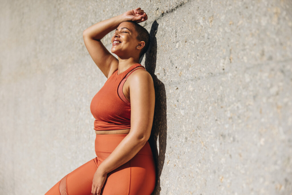 Mujer apoyada en la pared