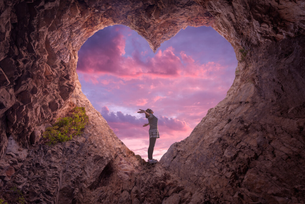 cueva en forma de corazón simbolizando la autoconciencia emocional