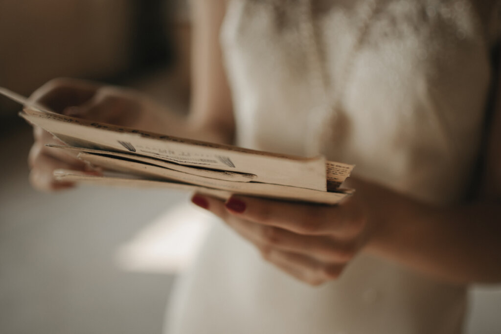 Mujer leyendo cartas de amor